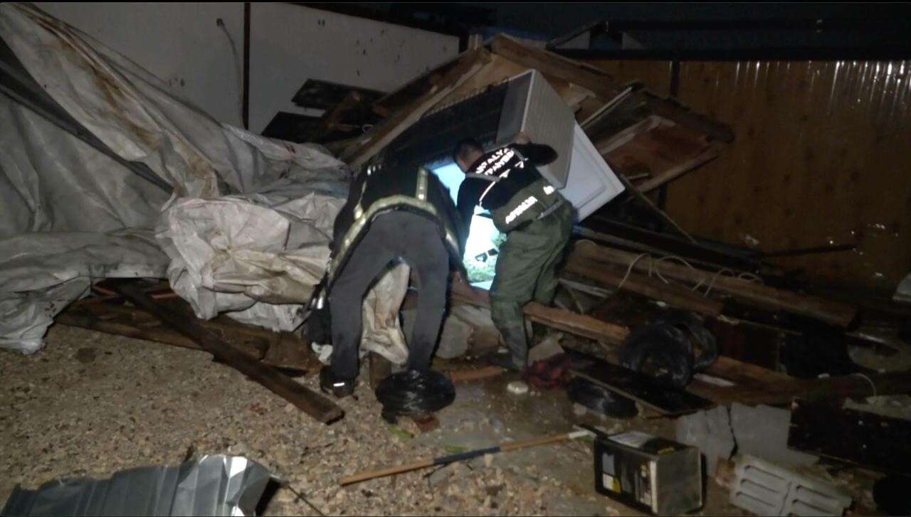 Hortum işçi konteynerlerini parçaladı! 4 ölü, 1 yaralı var 17